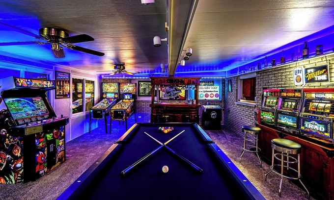 Beavercreek House | Stylish Retreat: Hot Tub, Spa, Massage Chair, Arcade, PinballnWPAFB Museum