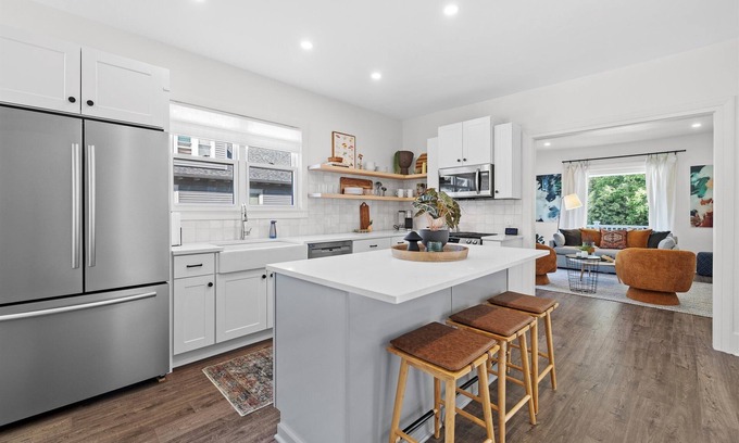 Oconomowoc House | ✨ Stylish Retreat with Fire Pit- Near Downtown & Weddings Venues ✨