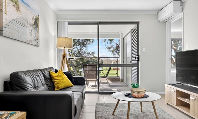 Rockingham Apartment | Stylish Rockingham Getaway 2BR Coastal Apartment