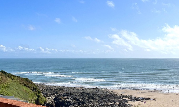 Mumbles Apartment | Stylish Rotherslade/Langland beach view apartment - 1 min from the beach