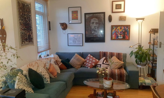 Wood Green Apartment | Stylish sanctuary in bustling Wood Green, close to tube, shops and parks