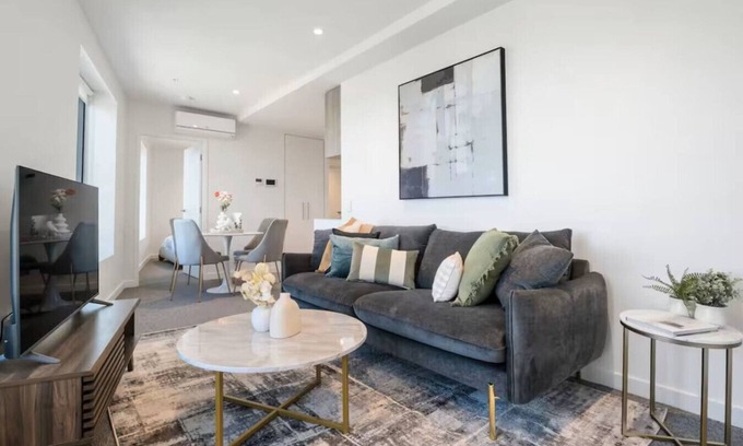 Southbank Apartment | Stylish Southbank 2bd Epic Views Rooftop Gym, Pool