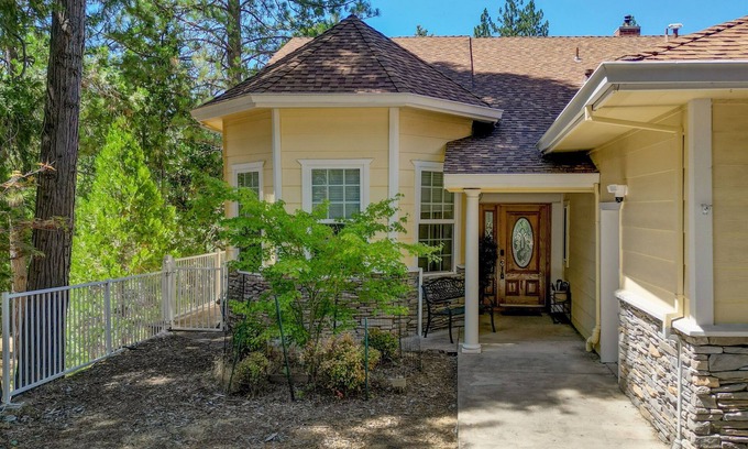 Groveland House | Stylish & spacious 6-bedroom house with game room near lake & Yosemite