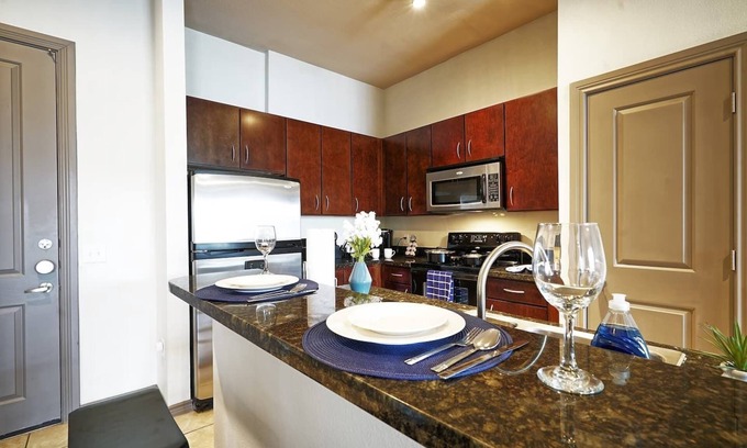 Greenway Plaza-Upper Kirby House | ★Stylish Spacious Condo in RiverOaks/Uptown★