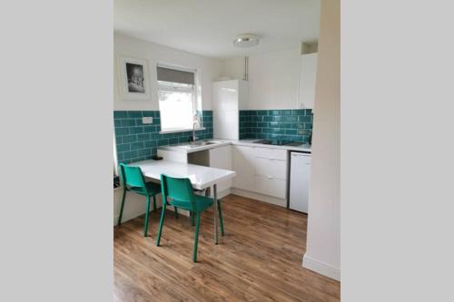Fairwater Apartment | Stylish studio bungalow, close to Cardiff Centre