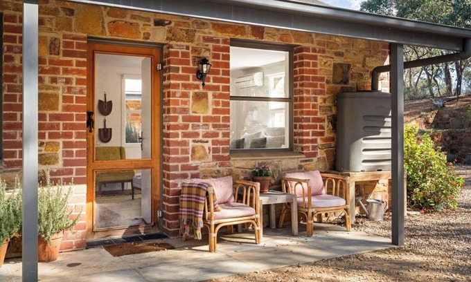 Castlemaine Apartment | Stylish Studio - tranquil setting - 2.5 acre bush property. 5 mins drive to town