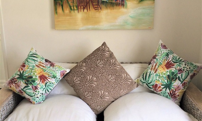 Muizenberg Apartment | Stylish sun kissed 2 bed apartment near the sea (mountain view)