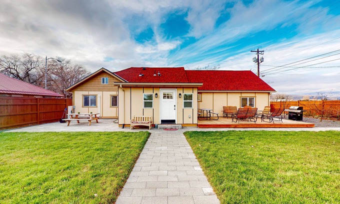 Soap Lake House | Stylish & sunny lake home with large patio - near beach access & hiking trails