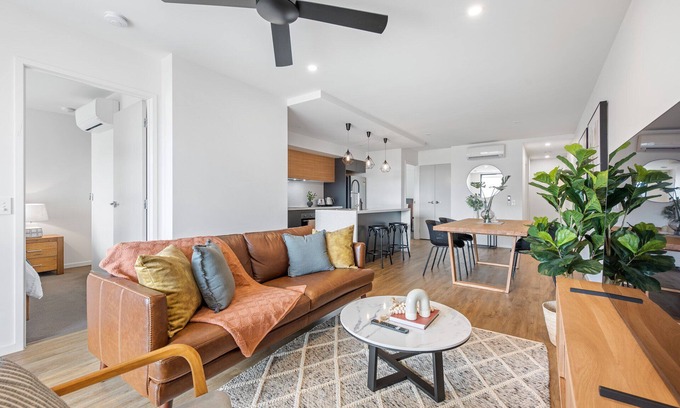 Spring Hill Apartment | Stylish & Superb! 2bed/2bath/1car~ Walk to CBD