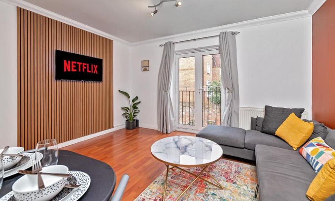 Rickmansworth Apartment | Stylish Town Centre Apartment, ALLOCATED FREE PARKING SPACE, RICKMANSWORTH HIGH STREET, Modern Decor, Juliet Balcony, Walking Distance to Rickmansworth Station Metropolitan Line