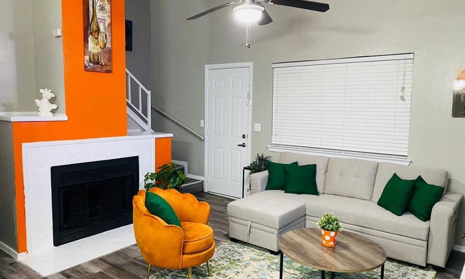 West Arlington House | Stylish Townhome 7 mins to AT&T Stadium 1 king bed and 1 Queen Bed free Wifi