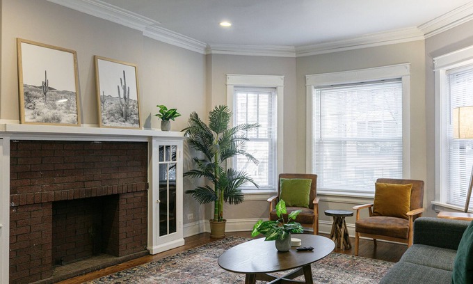Wrigleyville Apartment | Stylish Two Bedroom - A block from Wrigley Field
