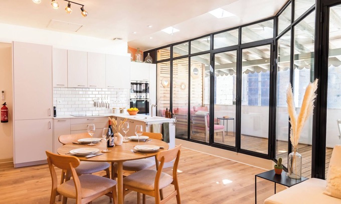 Bastide Saint-Louis Apartment | Stylish two bedroom apartment with outdoor space and A/C in Carcassonne centre