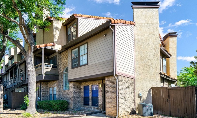 Northeast Dallas Condo | Stylish Upper Greenville Condo near SMU, Katy Trail, Central Market, etc.