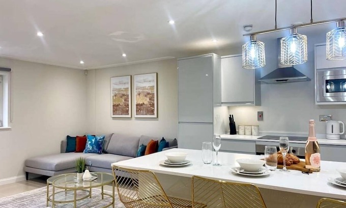 Century Wharf Apartment | Stylish Urban Escape Cardiff Bay Free Parking