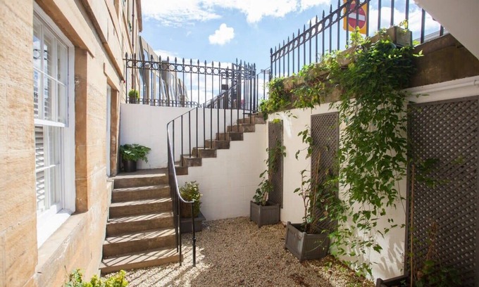 Kelvinbridge Condo | Stylish West End Flat in Glasgow