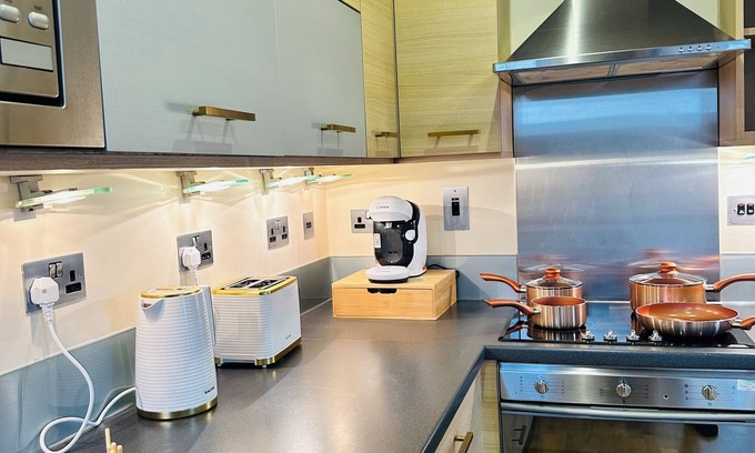 Shadwell Apartment | stylish zone 2 city apartment