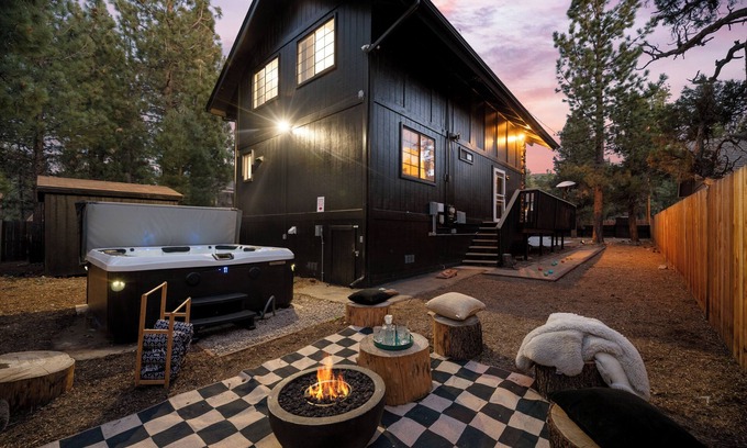 Meadowbrook Estates Cabin | StylishCabin, HotTub,FirePit,GameRm, 10Beds,EV,BBQ