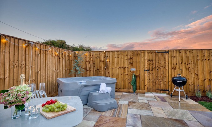 Burford Cottage | Stylishly dog friendly with hot tub - The Mews at Sturt Farm Courtyard