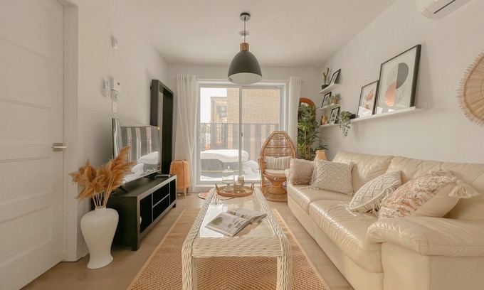 Cote-Des-Neiges—Notre-Dame-De-Grace Apartment | Stylist Brand New Boho*King bed*Parking*Gym