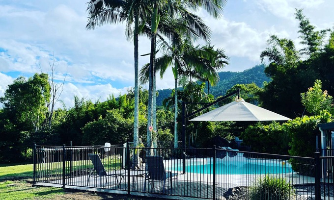 Riordanvale Villa | Sugarloaf Villa - lush tropical Whitsunday retreat