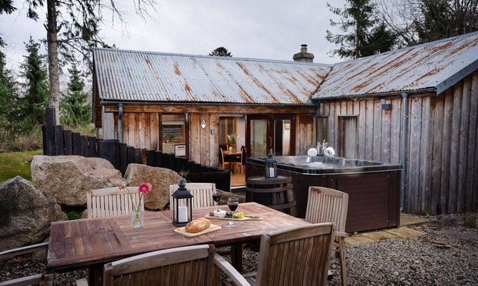Kincraig Cottage | Suidhe Garden Cottage - a cottage that sleeps 6 guests in 3 bedrooms