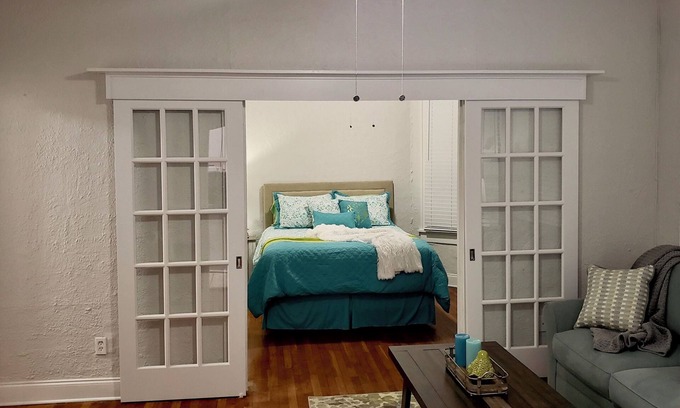 Courier City - Oscawana Apartment | Suite 10 - Casablanca of Hyde Park