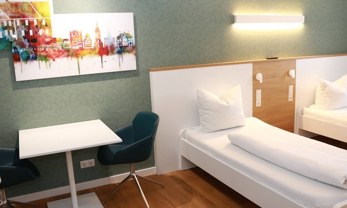Oststadt/Stadtfeld Apartment | Suite/1st room with double bed (electrically adjustable beds), 2nd room two single beds with shared bathroom