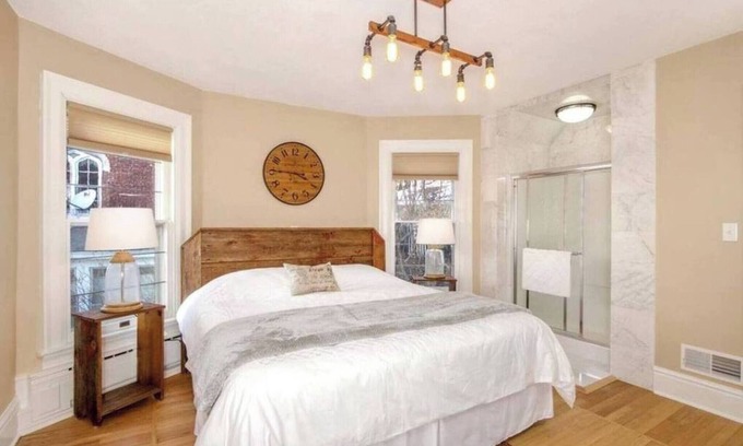 Marshland House | Suite #3 - Spacious King Suite -Mississippi River
