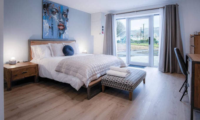 Pen-y-cae Apartment | Suite 6 - Sleeping Giant Hotel - Pen Y Cae Inn
