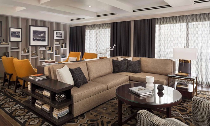 Financial District Hotel | Suite + Connecting Room at a 4⭐️ Hotel