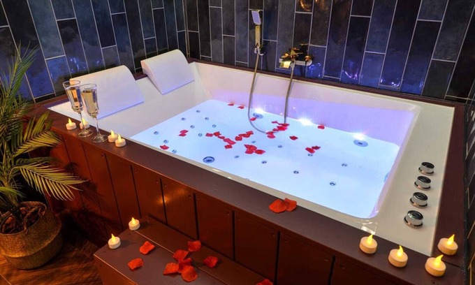 Republique - Tolstoi Apartment | Suite Jacuzzi, Chic et Romantique à 50 Mètres du Métro