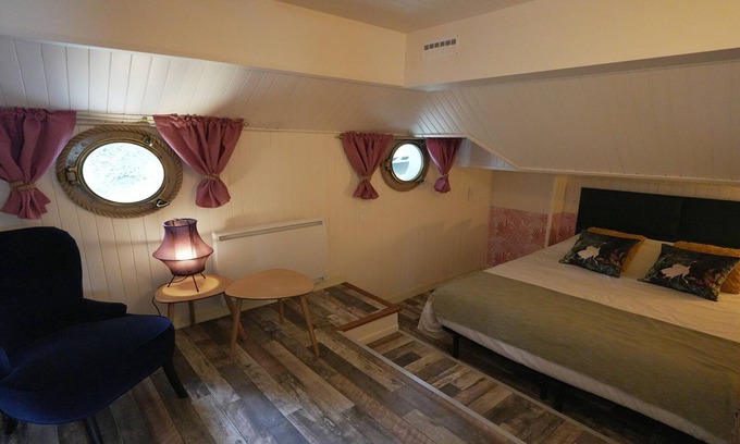 Avignon Boat Rental | Suite-Private Bathroom-River view