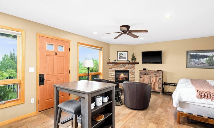 Lutsen House | Suite with lake views next to golf course, hiking and winery! Pet friendly.