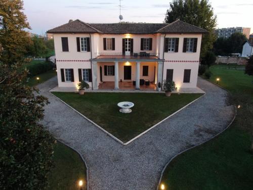 Rozzano Apartment | Suites Mansion