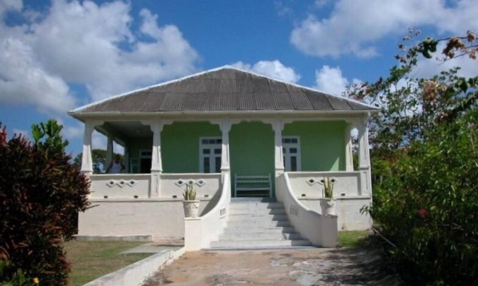 Enterprise House | 'Suits Me' Vintage South Coast Home with Fantastic Sea View!