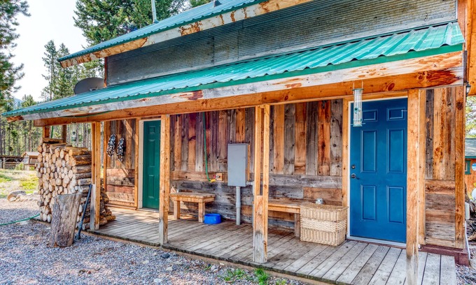 Sula House | Sula Mountain Retreat with Hot Tub and Fun-filled Shop