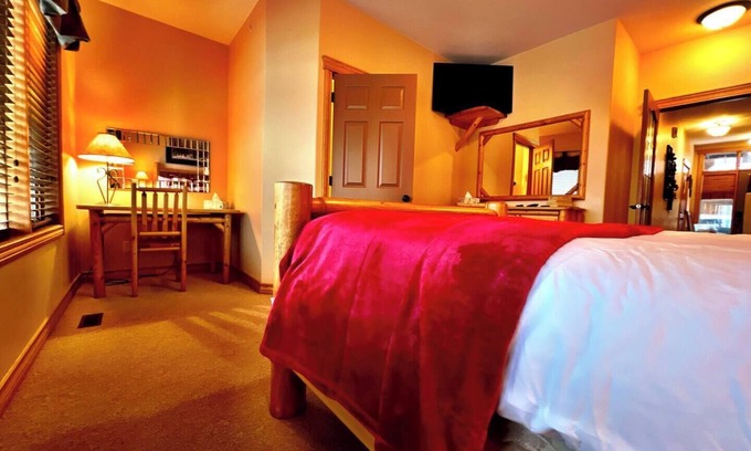 East Kootenay Condo | SullivanStone #18 - Golf - Ski - Hike - Chill - Private Hot Tub - Sleeps 11