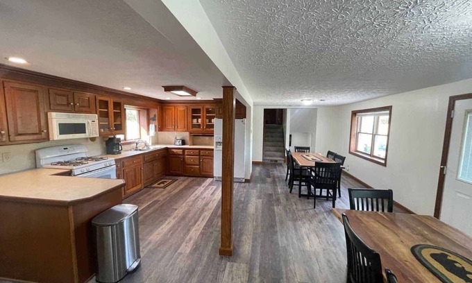 Uniontown Cabin | Summer access to pool and mini golf! Spacious lodge for groups, sleeps 12.