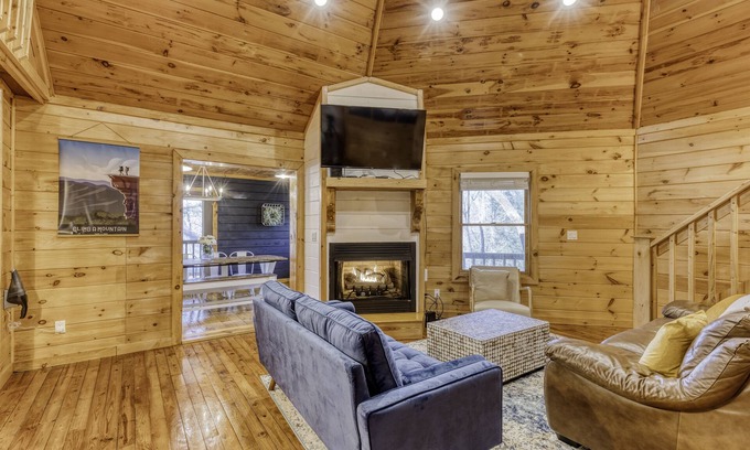 Dial Cabin | Summer Fun - Creekside- Hot Tub -Prime Fishing Spot-Game Room