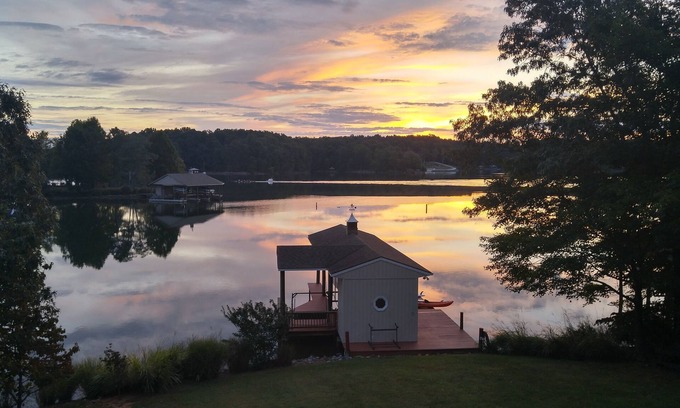 Huddleston House | Summer Lane NO WAKE Cove/FLAT Lot/FirePit/Boats/Hot Tub/Gamerm/Cabana/Generator