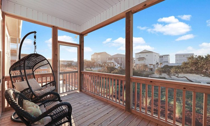 Long Beach House | Summer Lovin' - An Oak Island Retreat! Walk to Beach!