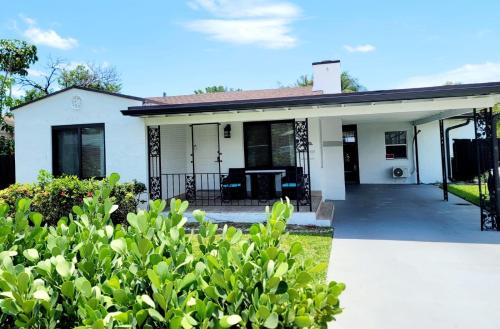 South Corals House | Summer Retreat House