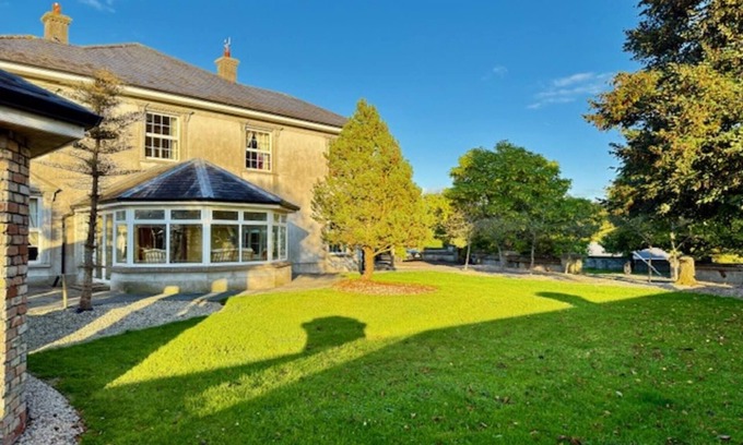 Holycross House | Summer Sale! Beakstown House Luxurious 5-bed Villa