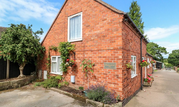 Uttoxeter House | SUMMERFIELDS, family friendly, character holiday cottage in Uttoxeter