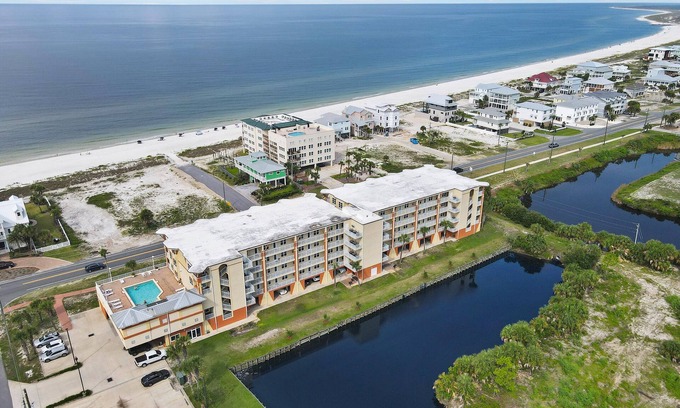 Mexico Beach Condo | SUMMERHOUSE 302 OFFERS AMAZING GULF VIEWS, COMMUNITY POOL, HOT TUB!
