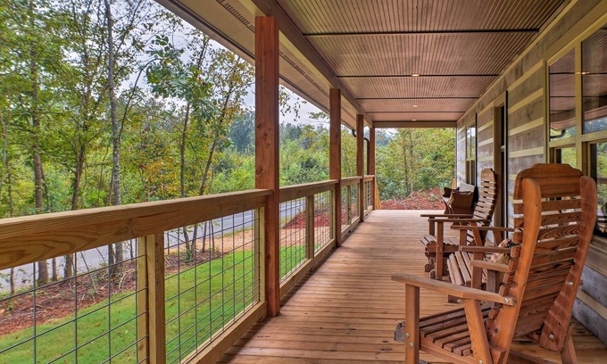 Summerville House | Summerville Getaway w/Deck + On-Site Creek!