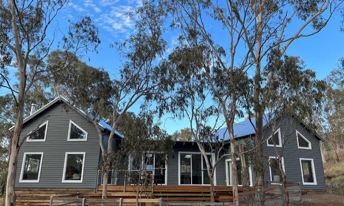 Armidale House | Summit House Armidale - 2 or 4 Bedrooms