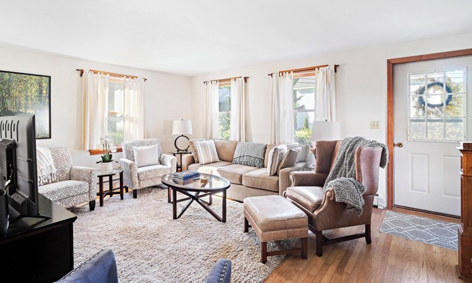 Lenox Dale House | Sun Filled Lenox Retreat - Minutes to Tanglewood!