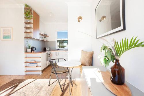 North Bondi Apartment | Sun-filled North Bondi Apartment moments to beach